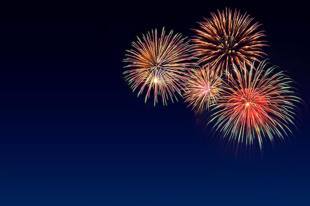 Celebrazione di fuochi d'artificio colorati e il cielo al crepuscolo