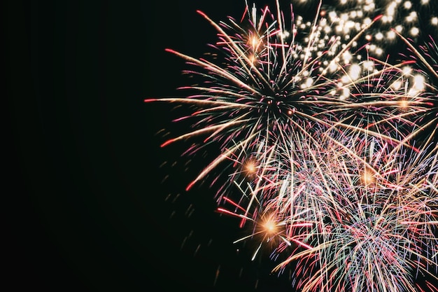 Fuochi d'artificio colorati, festival di fuochi d'artificio nel concetto di nuovo anno.