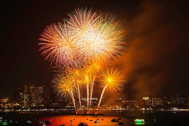 파타야 국제 불꽃 축제의 화려한 불꽃놀이 항구와 국제 불꽃놀이