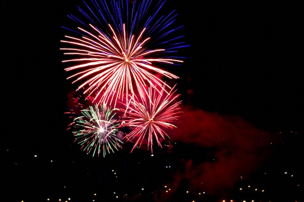 夜空の背景にカラフルな花火