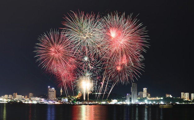 夜空にカラフルな花火