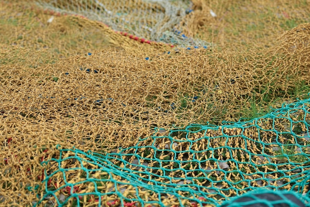 カラフルな漁網と魚用フロート