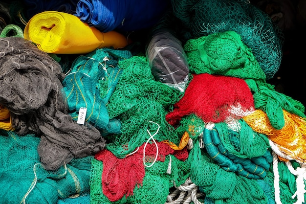 Фото Разноцветные рыболовные сети на витрине в магазине