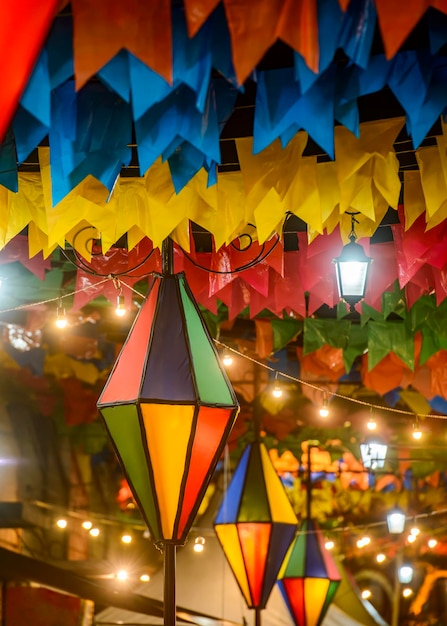 Фото Красочные флаги и декоративный воздушный шар для праздника святого иоанна на северо-востоке бразилии