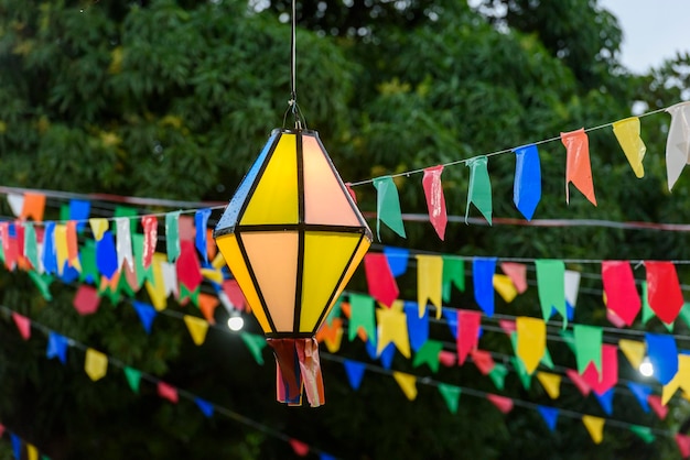 브라질 북동부의 세인트 존 파티를 위한 다채로운 깃발과 장식용 풍선