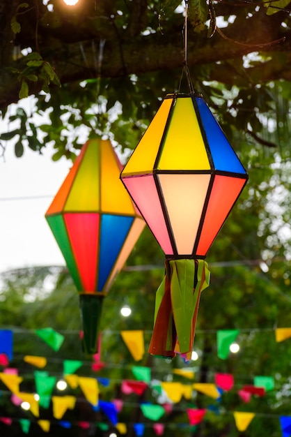 브라질 북동부에서 열리는 세인트 존 파티를 위한 다채로운 깃발과 장식용 풍선