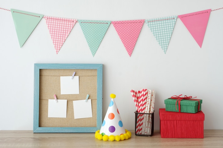 Photo colorful flags hanging over blue wooden frame with blank paper cards