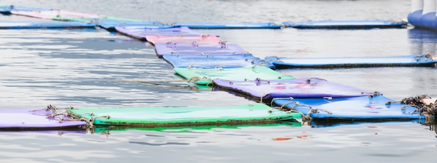 カラフルな水上マットまたは水の背景にパッド