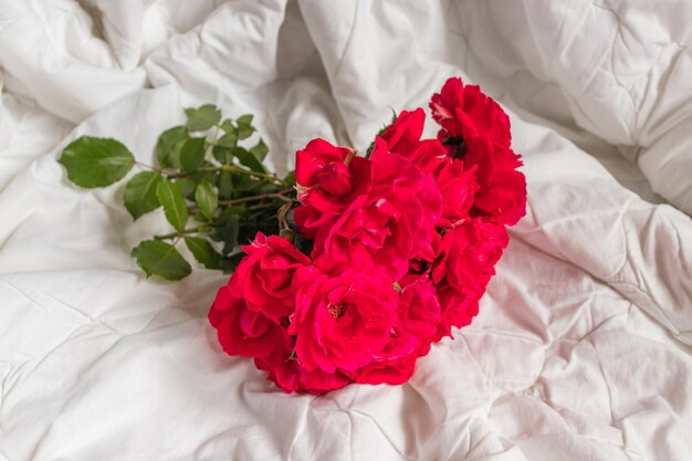 Photo colorful flower bouquet from red roses isolated on white background closeup