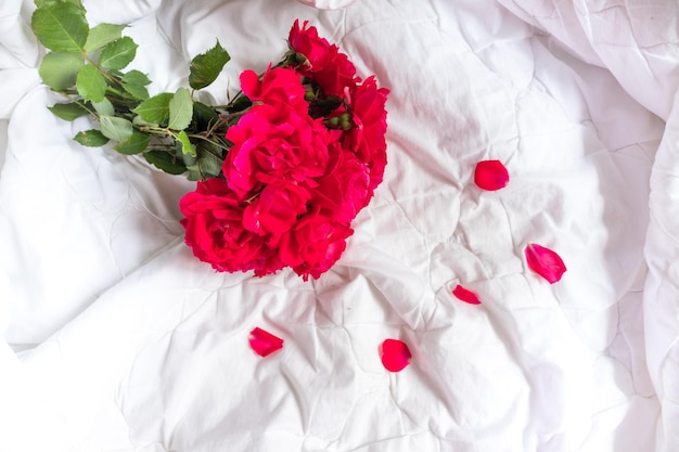 Photo colorful flower bouquet from red roses isolated on white background closeup