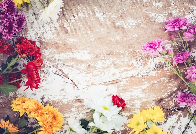 Foto bouquet di fiori colorati su sfondo in legno vintage, design di bordo. tono di colore dell'annata