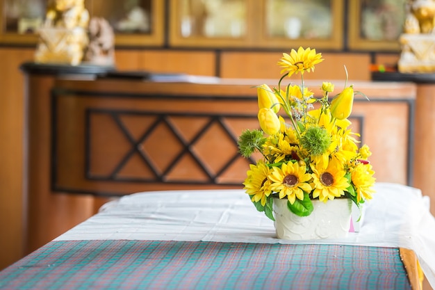 Foto decorazione di vasi di fiori colorati sul tavolo di legno