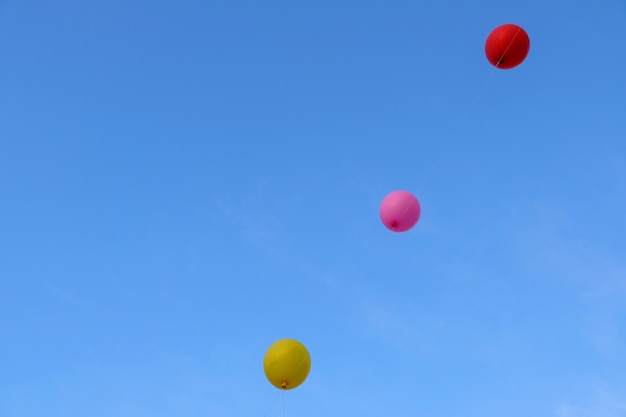 Красочный летающий шар с голубым небом. Концепция свободы