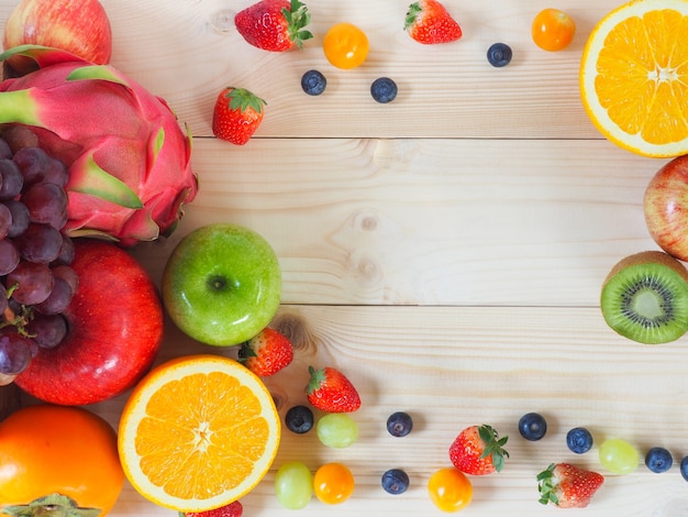 Красочный фон из свежих фруктов и овощей.