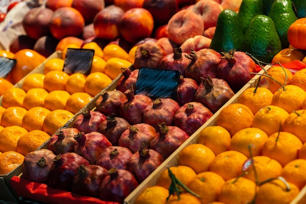 Le bacche di frutta colorate sono visualizzate in un mercato