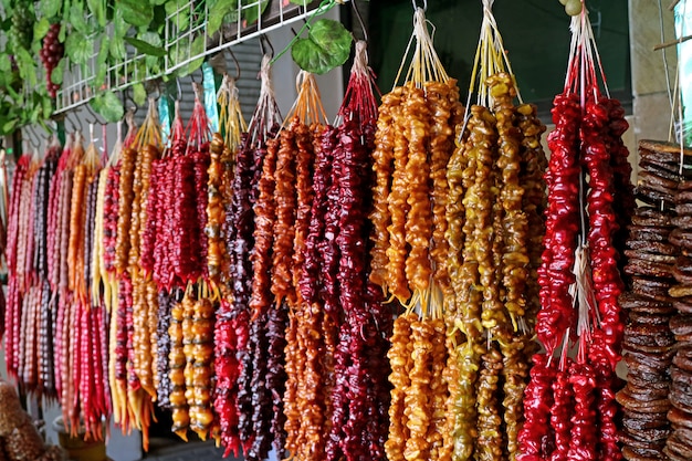 Dolci tradizionali georgiani colorati di churchkhela