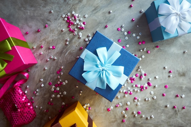 Красочная подарочная коробка с маленькой текстурой цемента звезды, вид сверху на рабочий стол Подарочные подарки Рождество Новый год сезонный праздник дает концепцию