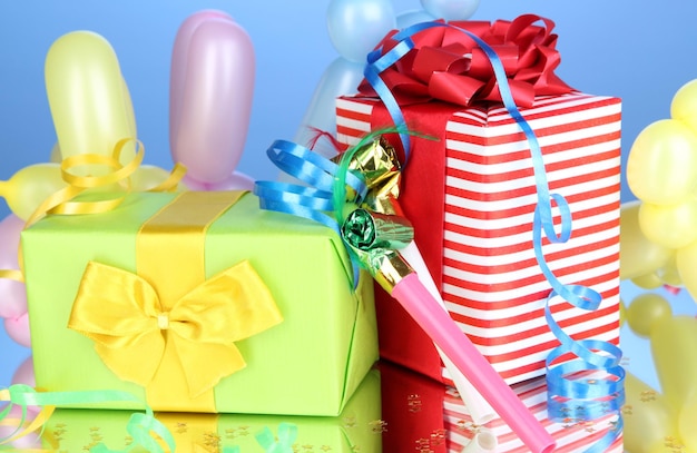 Photo colorful gift boxes on blue background