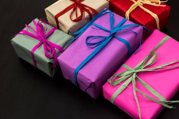 Красочные подарочные коробки на темном фоне. Празднование Нового Года и Рождества