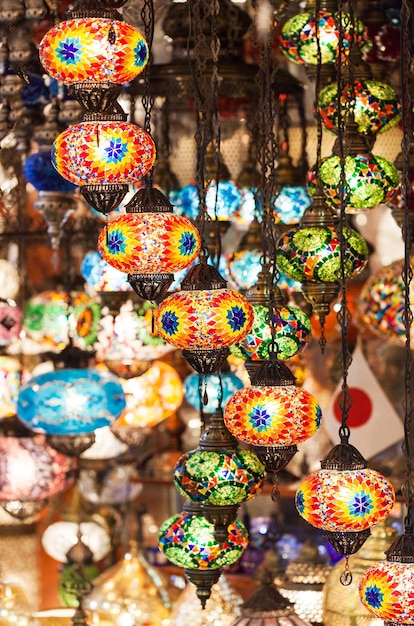 터키 이스탄불 바자에 있는 램프숍의 다채로운 유리 모자이크 램프