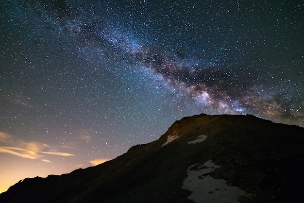 Il colorato nucleo luminoso della via lattea e il cielo stellato catturato in alta quota in estate sulle alpi italiane, provincia di torino.