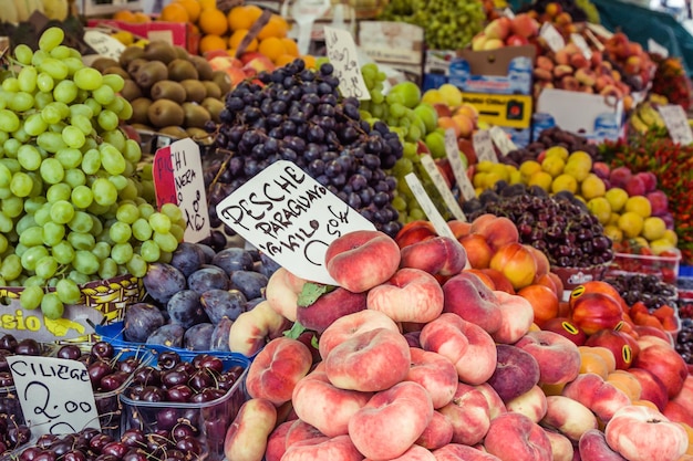 イタリアのヴェネツィアにある色とりどりの食料品市場フルーツと野菜を展示する屋外市場のスタンド