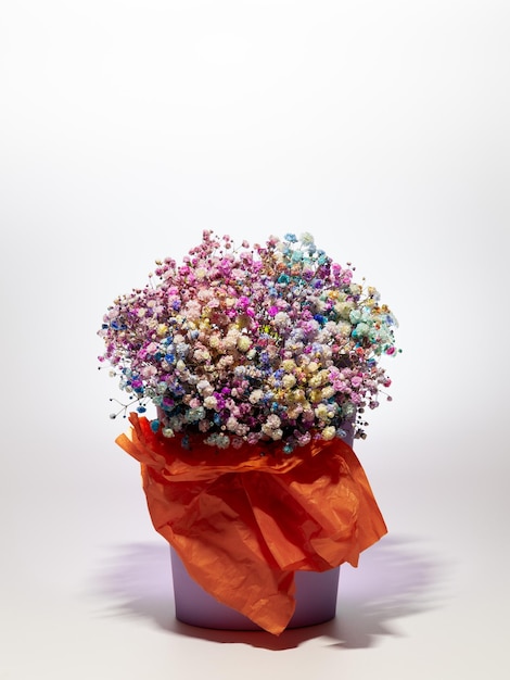 Фото Цветочный букет гипсофилы в украшенной вазе, изолированный на белом фоне