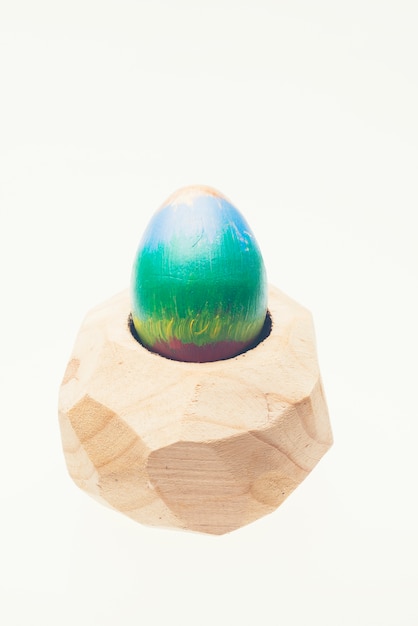 사진 다채로운 수제 부활절 달걀은 흰색에 고립