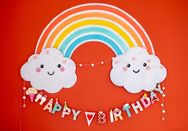 写真 カラフルなお誕生日おめでとうデコレーション。虹と雲の子供の誕生日の装飾
