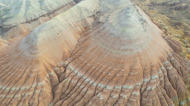 Foto alte montagne colorate e un canyon di argilla