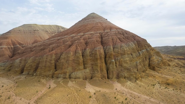 Foto alte montagne colorate e un canyon di argilla