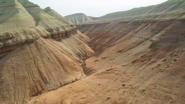 Foto alte montagne colorate e un canyon di argilla