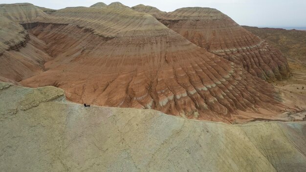 Foto alte montagne colorate e un canyon di argilla