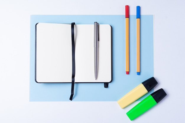 다채로운 형광펜, 펜, 마커, 노트북 및 빈 종이 작업 또는 연구