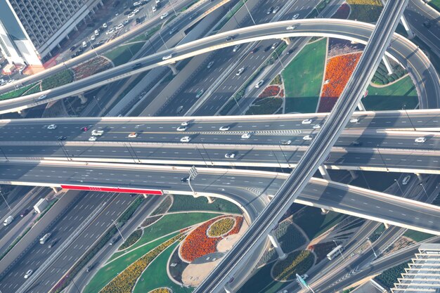 Foto autostrada colorata a dubai