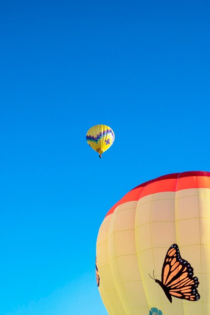 Красочный воздушный шар и голубое небо крупным планом Фестиваль воздушных шаров Летающие воздушные шары Адирондак Квинсбери Нью-Йорк