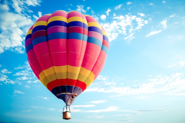 空に飛ぶカラフルな熱気球。