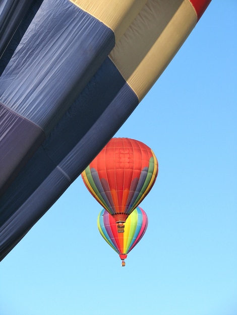 青い空を背景にカラフルな熱気球