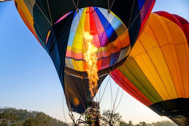 Разноцветные воздушные шары с горящим надувным