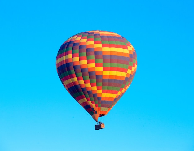 Красочные воздушные шары летают над каппадокией