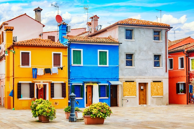 イタリア、ベニス近くのブラーノ島のカラフルな家