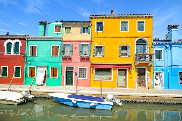 Photo colorful houses in burano island venice italy