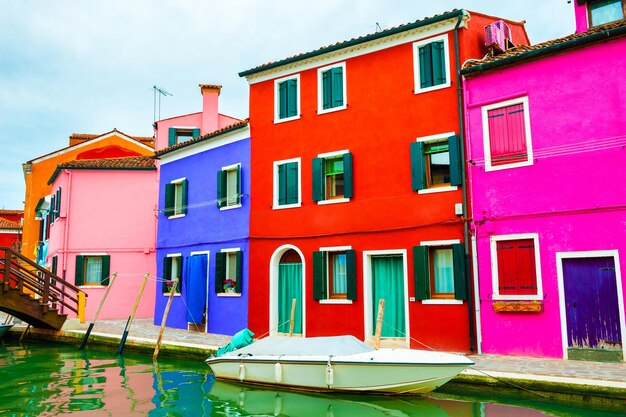 Foto case colorate sul canale nell'isola di burano, venezia, italia. famosa destinazione di viaggio