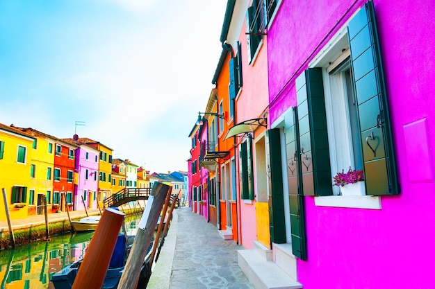 이탈리아 베니스 부라노 섬의 운하에 있는 다채로운 집들. 유명한 여행지