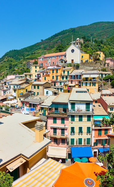 사진 이탈리아 리구리아(liguria) 친퀘테레(cinque terre)에 있는 베르나차(vernazza) 해변 마을의 경사면에 있는 다채로운 주택