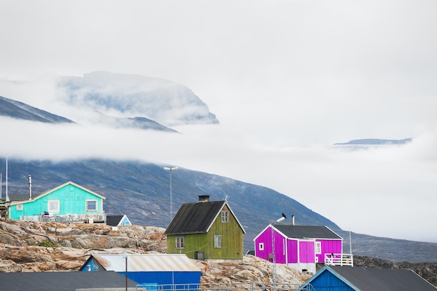 Case colorate nel villaggio di saqqaq, groenlandia occidentale