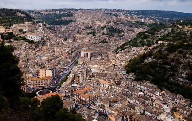 イタリア、シチリア島の古い中世の村ラグーザのカラフルな家や通り