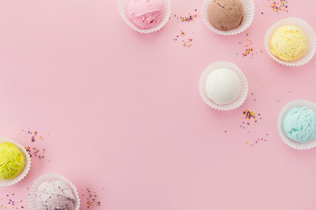 Photo colorful ice cream scoops in paper cups