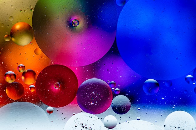 Foto un'immagine colorata di bolle colorate con la parola 