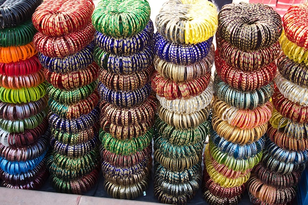 ウダイプールの市場で販売されているカラフルなインドのバングル